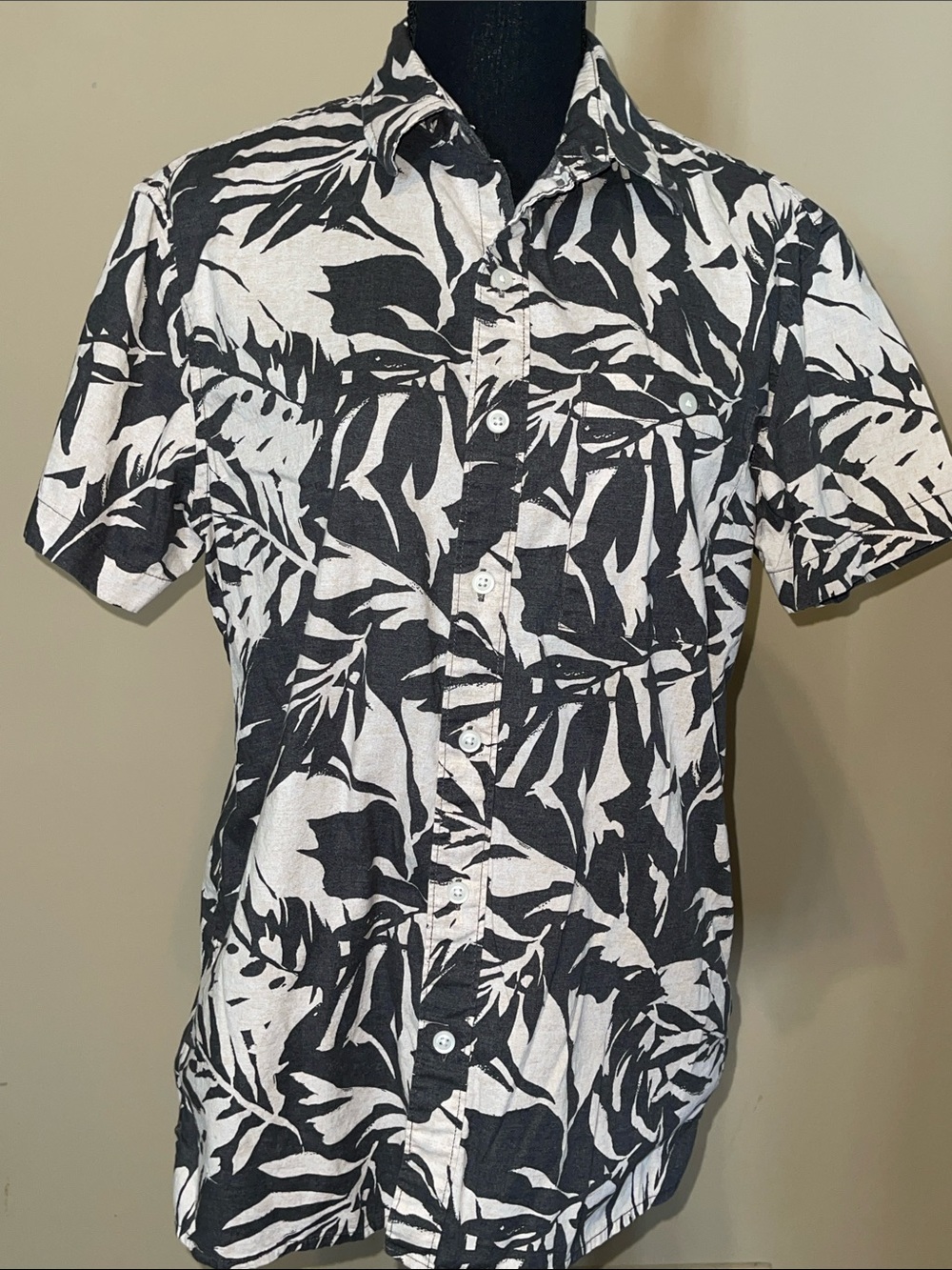 American Eagle Men's Black & Beige Short Sleeve Button-Up Shirt